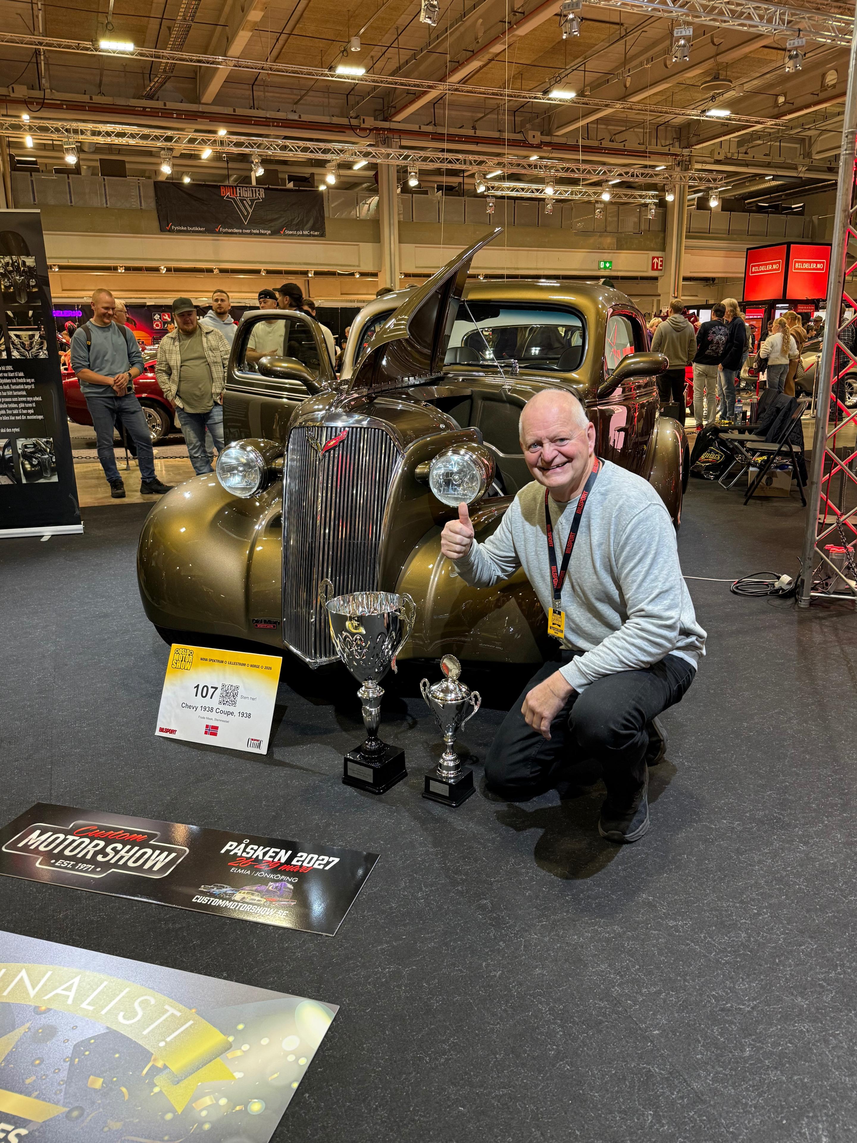 Frode Meek jubler med pokalen foran sin 1938-modell Chevrolet Coup&eacute; &laquo;Old Man Edition&raquo; p&aring; Nova Spektrum.  Foto: Oslo Motor Show