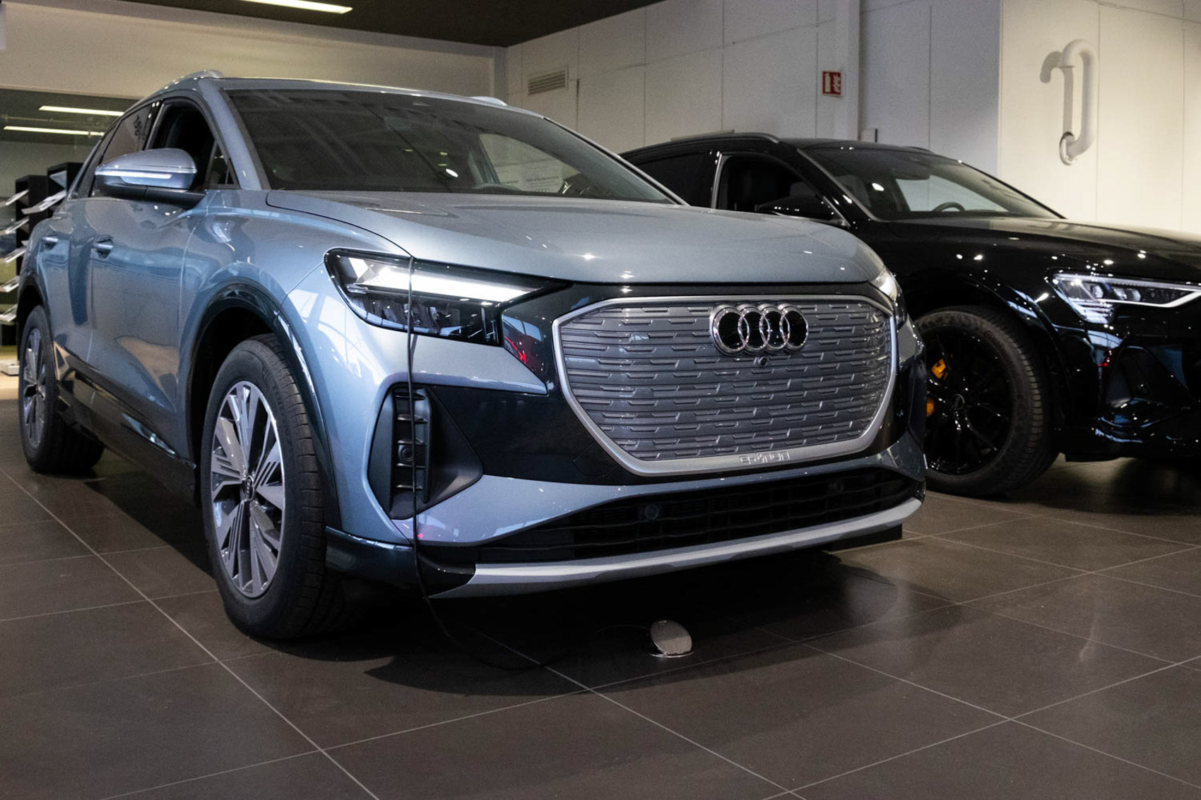Audi Q4 har en gunstig pris, og koster for eksempel 144.000 kroner mindre enn lillesøster Audi Q3 med forbrenningsmotor. (Foto: Bil24)